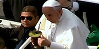 FOTOS: Papa bebe chimarrão no trajeto (Reprodução/Globo News)