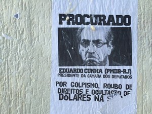 Cartazes de &#39;procurado&#39; com a foto de Eduardo Cunha foram colados na sede do partido (Foto: Walter Paparazzo/G1)