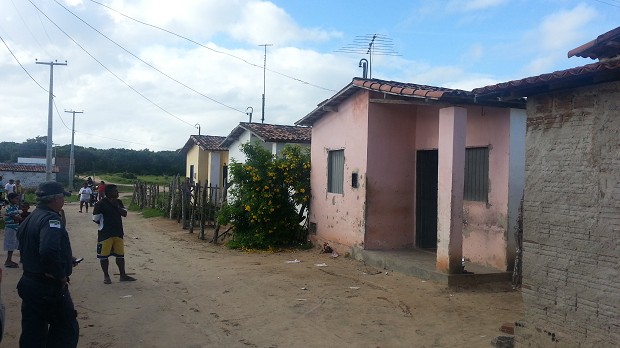 Chacina matou quatro integrantes da mesma família na sala de casa, em Nísia Floresta, RN (Foto: Jorge Talmon/G1)