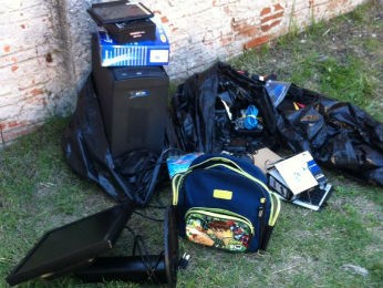 Objetos foram deixados em três sacos pretos no parquinho da creche (Foto: Ticianna Mujalli/RPC TV)
