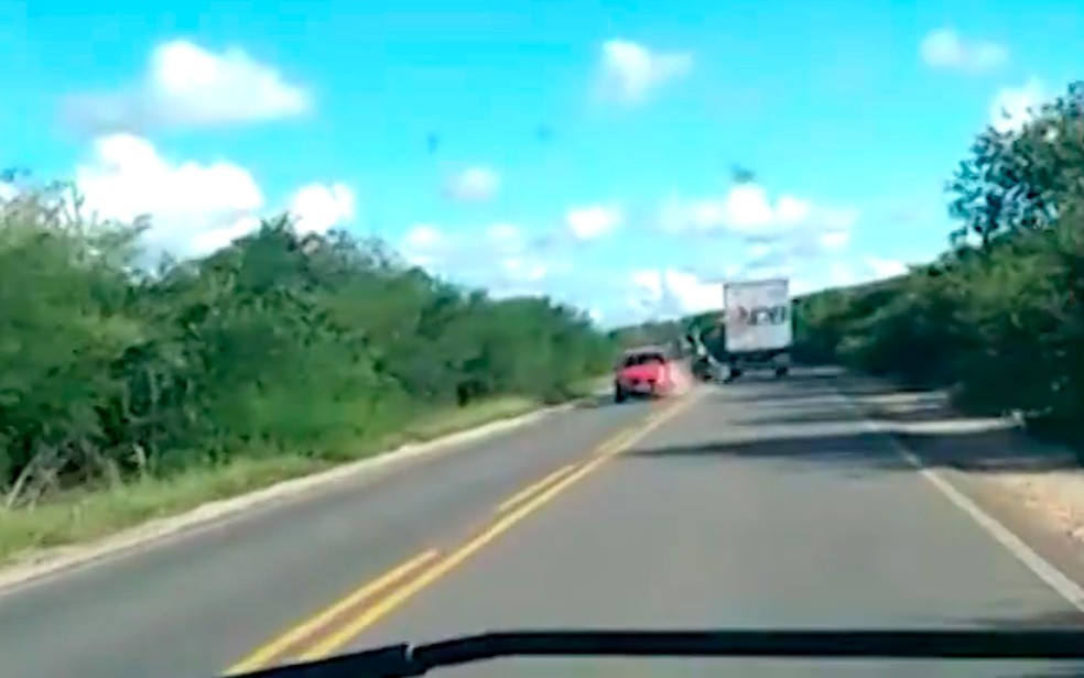 Motociclista foi arremessado após colisão com carro e morreu na BA (Foto: Reprodução/TV Bahia)