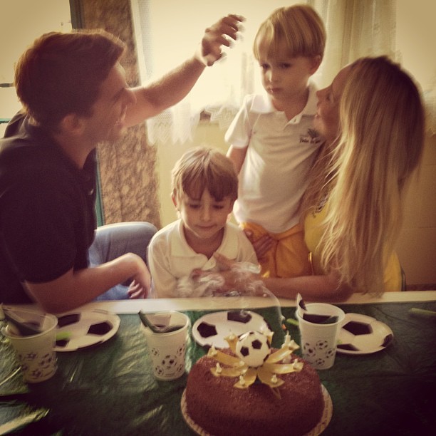 Danielle Winits com os filhos Guy e Noah e com o namorado, Amaury Nunes (Foto: Instagram/ Reprodução)