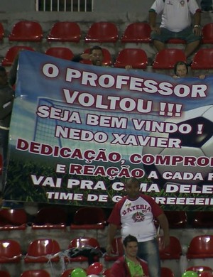 Torcida homenageia Nedo Xavier na volta ao comando do Boa Esporte: "O professor voltou" (Foto: Reprodução EPTV) Torcida homenageia Nedo Xavier na volta ao comando do Boa Esporte: "O professor voltou" (Foto: Reprodução EPTV)