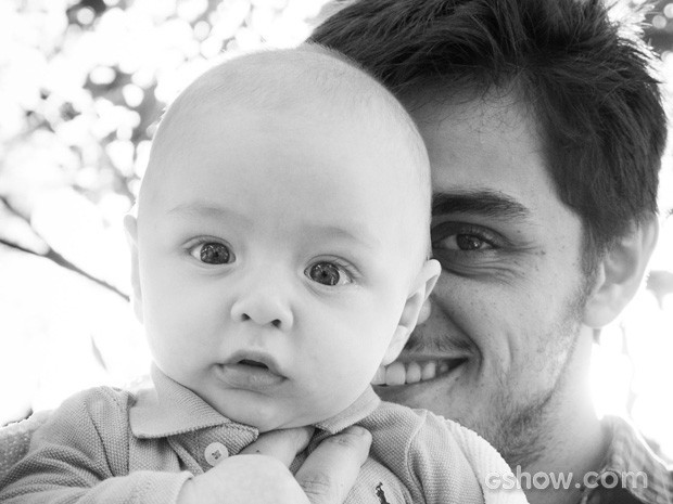 Felipe Simas com o filho Joaquim (Foto: Raphael Dias / TV Globo)