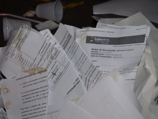 Documentos no lixo (Foto: Graziela Miranda/G1)
