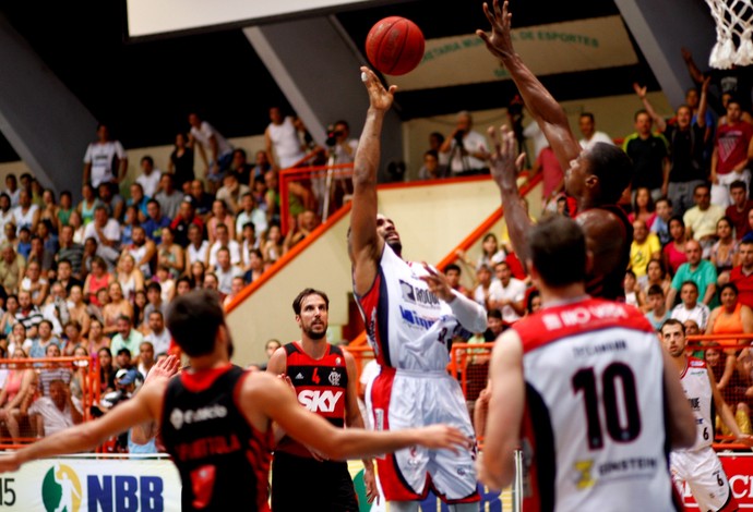 David Jackson e Meyinsse, basquete, Limeira x Flamengo (Foto: JB Anthero/Divulgação)