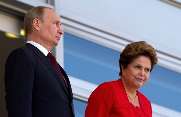 O presidente da Rússia, Vladimir Putin, e a presidente do Brasil, Dilma Rousseff, no Palácio Presidencial em Brasília. Putin está no país para a sexta Cúpula dos Brics (Foto: Eraldo Peres/AP)