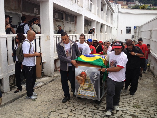 O caixão com o corpo de Jorge Selarón é conduzido por amigos no Cemitério São João Batista, na Zona Sul do Rio, no início da tarde desta quarta (16) (Foto: Renata Soares/G1)