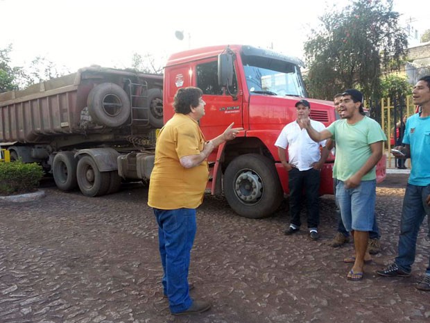 fornecedores bateram boca em manifestação da siderúrgica Cosifer em Divinópolis MG (Foto: Marina Alves/G1)