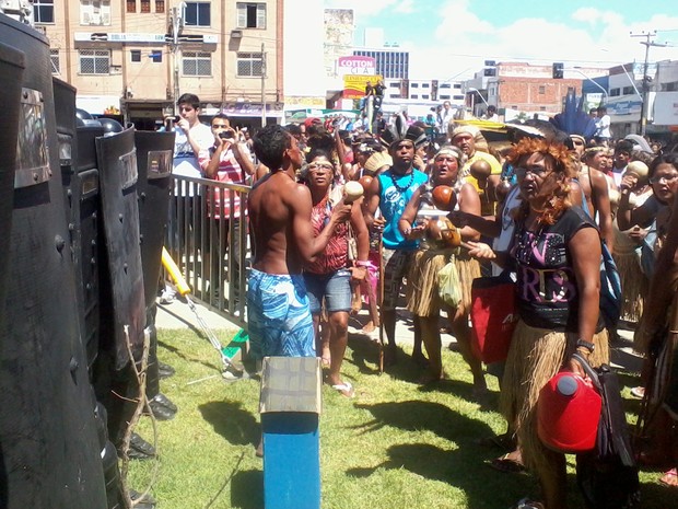 Índios fizeram manifestação cultural em frente à barreira formada por policiais da Tropa de Choque (Foto: André Teixeira/G1)