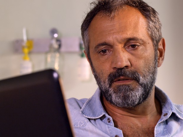 Miguel fica frente a frente com Lígia (Foto: TV Globo)