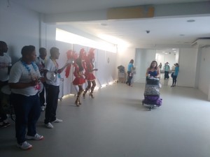 Turistas foram recebidos com samba na sala de desembarque (Foto: Cassio Albuquerque/G1)