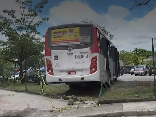 Ônibus invadiu estacionamento de hospital em Bangu, na Zona Oeste do Rio (Foto: Reprodução/TV Globo)