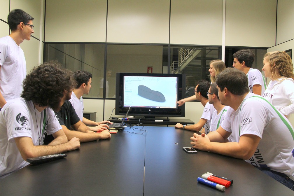 Alunos da USP trabalham no aperfeiçoamento do protótipo (Foto: Fabio Rodrigues/G1)