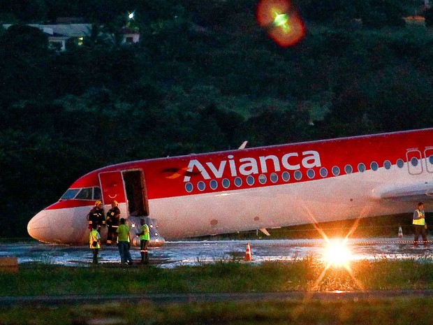 Um avião da Avianca fez um pouso de emergência na tarde desta sexta-feira (28) no aeroporto Juscelino Kubitschek, em Brasília, segundo a Inframerica, concessionária que administra o terminal (Foto: Pedro Ladeira/Folhapress)