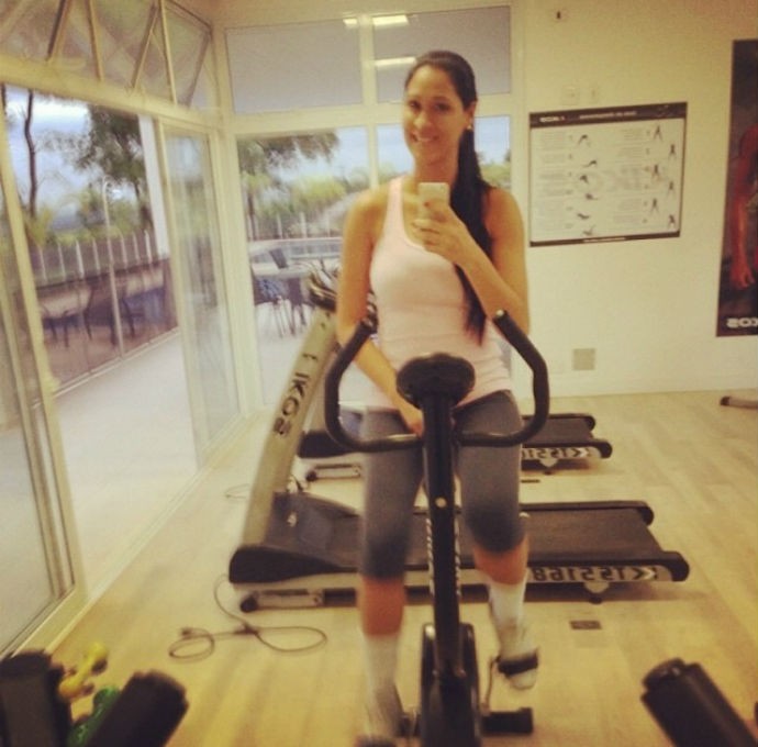 Jaqueline faz treino de bicicleta (Foto: Reprodução/Instagram)