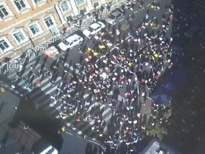 Servidores em greve bloqueiam rua no Centro de Porto Alegre (Foto: Reprodução/Ceic/EPTC)