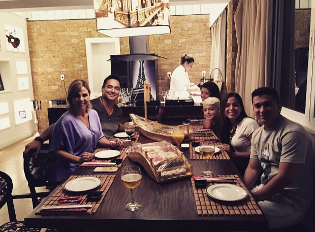 Anitta com Carla Perez, Xanddy e os filhos do casal (Foto: Reprodução/Instagram)