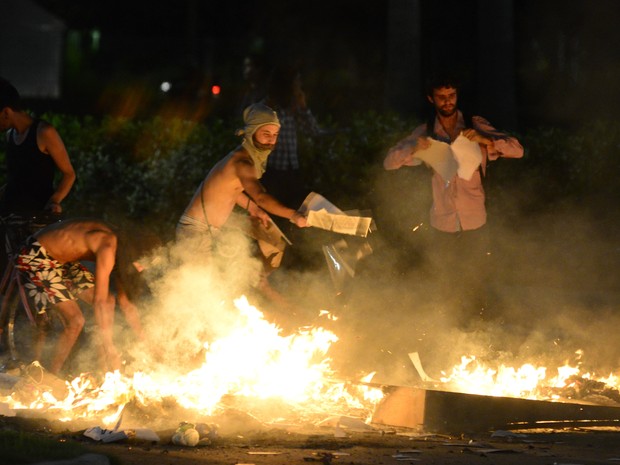 Protesto em frente à Ufes em 25/11/2016 (Foto: Ricardo Medeiros/A Gazeta)