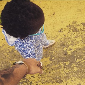 Bruno Gagliasso de mãos com a filha, Titi (Foto: Reprodução/Instagram)