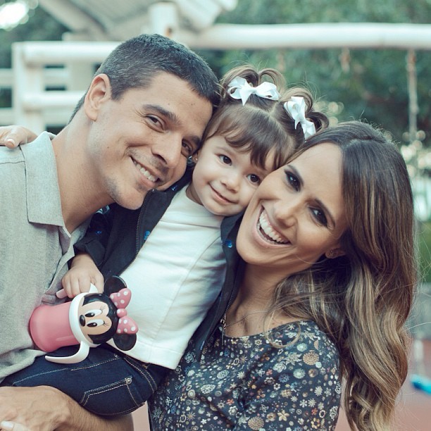 Fernanda Pontes com a filha e  o marido (Foto: reprodução/ Instagram / Dani Ennes)