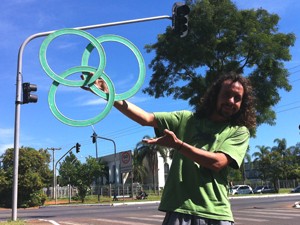 Pablo Solanou faz malabarismo com argola na avenida W3 Norte (Foto: Felipe Néri/ G1)