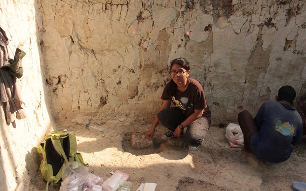   Pesquisadora Mika Puspaningrum mostra o local onde o fragmento de mandíbula foi encontrado  (Foto: Gerrit van den Bergh/ University of Wollongong, Australia)