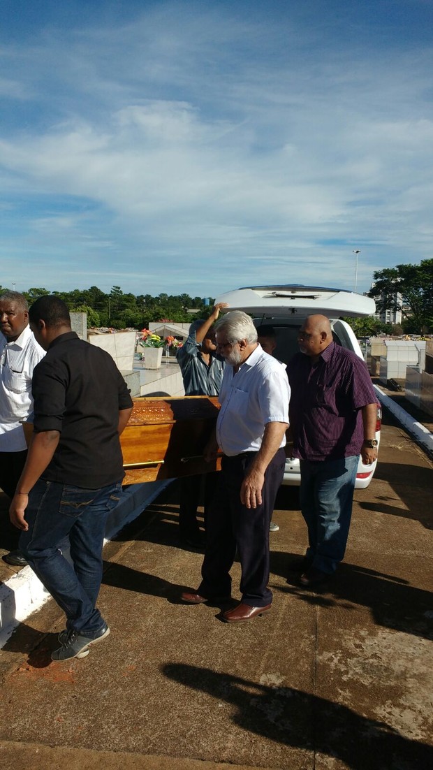 Familiares enterram corpo de Antônio Pompêu (Foto: Silvana Abreu/ EGO)