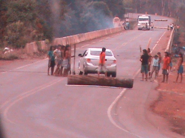 Índios bloqueiam a MT- 170, que liga os municípios de Juína a Brasnorte (MT). (Foto: PM/Juína (MT))