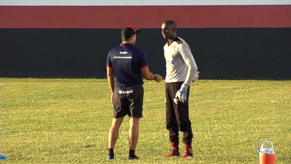 Kléver conversa com Medeiros, preparador de goleiros (Foto: Reprodução/TV Anhanguera)