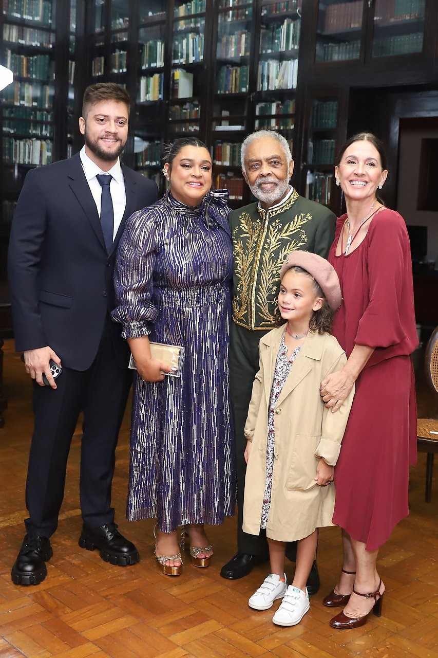 Gilberto Gil com a mulher, Flora Gil, a filha Preta Gil, o genro Rodrigo Godoy, e a bisneta Sol de Maria (Foto: Daniel Pinheiro/AgNews)