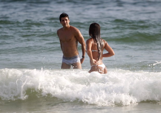 Nicole Bahls na praia (Foto: Marcos Ferreira / FotoRioNews)