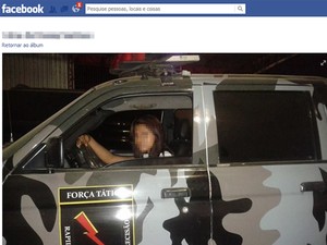Em uma das fotos mulher aparece sentada como se estivesse dirigindo o veículo (Foto: Reprodução/Facebook)