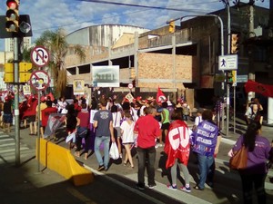 Marcha interrompe trnsito na Avenida Farrapos, em Porto Alegre (Foto: Bruno Rezendes/RBS TV)