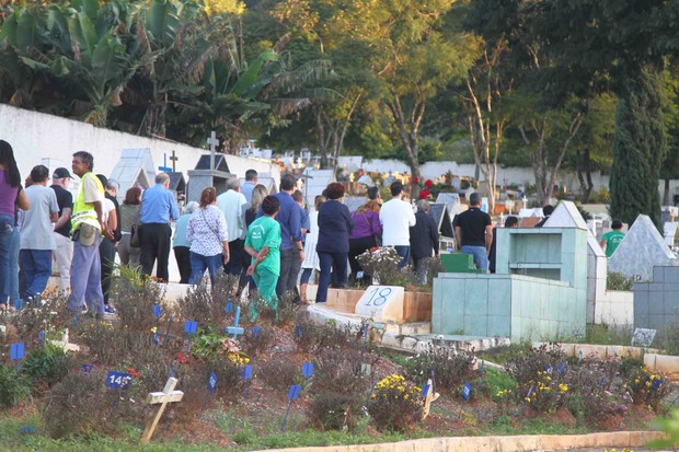 Corpo de Cleyde Yaconis chega ao cemiterio aonde será sepultado (Foto: Thiago Duran/AgNews)