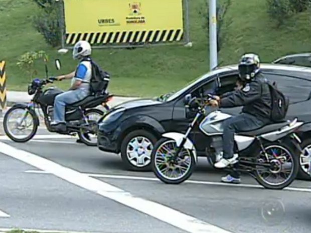 Lei que obriga curso a motofretistas começa a valer no próximo sábado (Foto: Reprodução TV Tem)