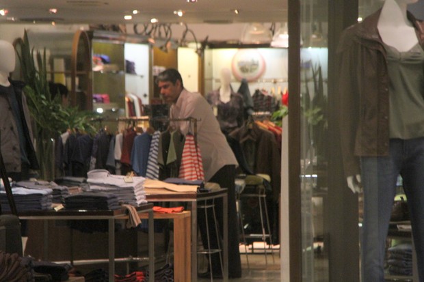 Willian Bonner e Fátima Bernardes com as filha em shopping na Zona Sul do Rio (Foto: Daniel Delmiro/AgNews)