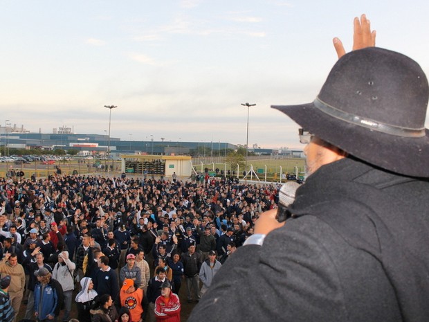 Trabalhadores da GM entram em greve no RS. Eles pedem reajuste (Foto: Marcelo Matusiak/PlayPress)