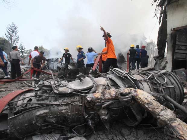 Destroços da aeronave (Foto: Gilbert Manullang / AP Photo)