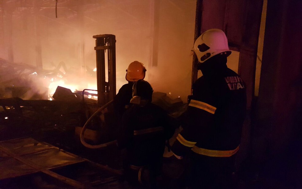Fogo atingiu indústria, na noite de terça-feira (11), em Ilhéus (Foto: Divulgação/ Corpo de Bombeiros)