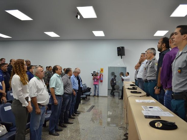 Comandante da 1º e 2º Companhias de PM, tenente Railinson Baumann, o material será utilizado pelo Grupo de Operações Especiais (GOE) (Foto: Rogério Aderbal/G1)