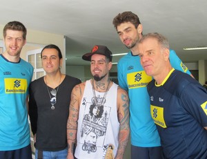 Músicos dos Detonautas visitam seleção de vôlei (Foto: Marcello Pires)