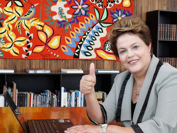 Atendendo ao pedido de um internauta, Dilma publica foto fazendo o sinal de positivo (Foto: Reprodução/Facebook)
