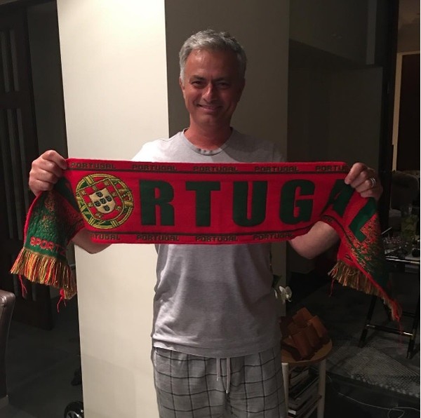 Mourinho comemorando título de Portugal após o ocorrido (Foto: Instagram)