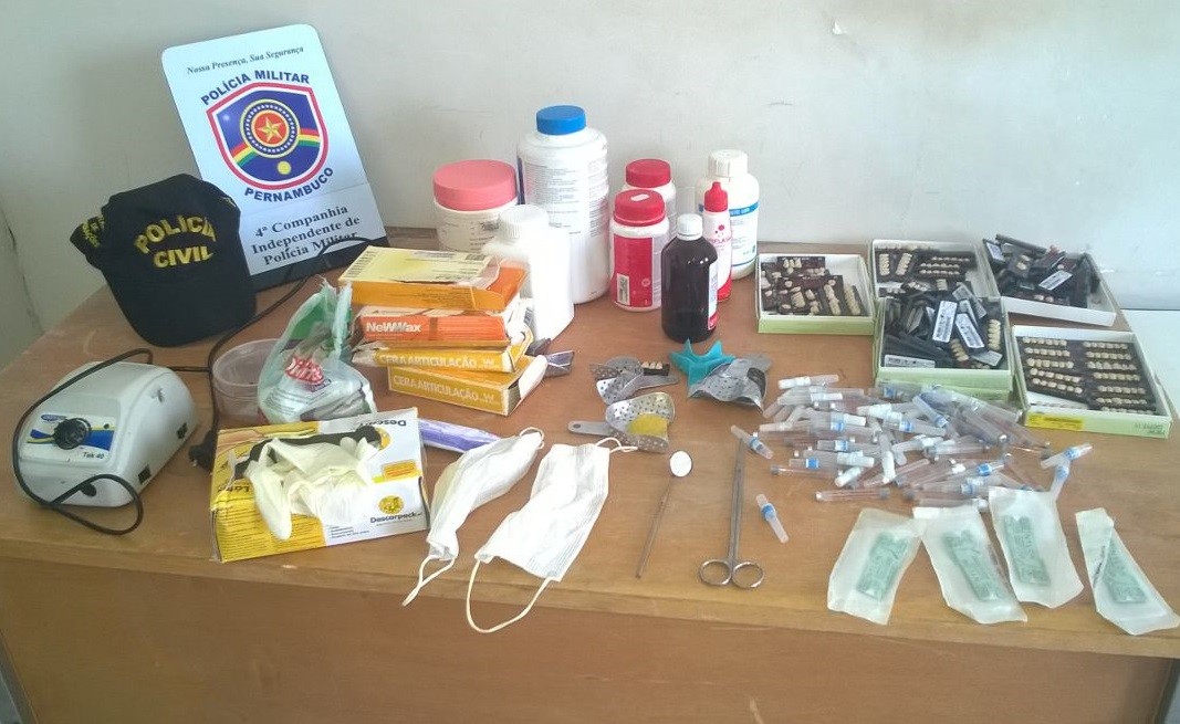 Material apreendido na casa de falso dentista em Tacaratu, Sertão pernambucano (Foto: Divulgação/ Polícia Civil)