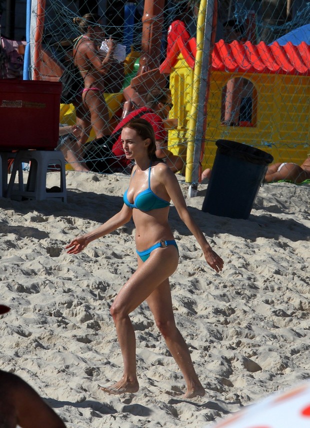 Heather Graham na praia (Foto: Wallace Barbosa/AgNews)