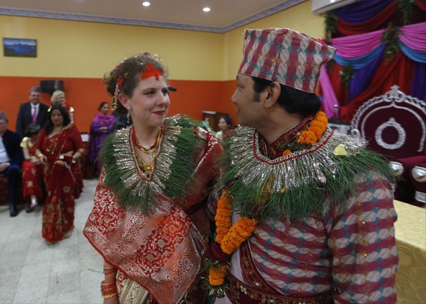 A francesa Eugenie Prouvost e o nepals Dipesh Munakami celebram seu casamento nesta sexta-feira (1) em Katmandu, no Nepal (Foto: Manish Swarup/AP)