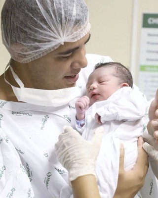Miguel, filho de Leticia Santiago, com o pai (Foto: Reprodução/Instagram)