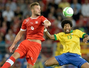 Seferovic e Dante, Suiça x Brasil (Foto: AP)