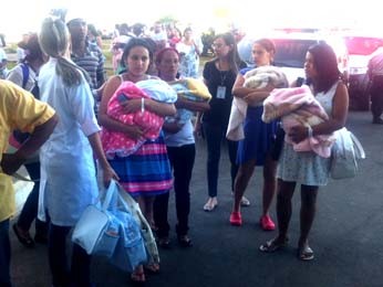 Mães esperam para retornarem ao hospital com recém-nascidos após incêndio no hospital (Foto: Isabella Formiga/G1 DF) Mães esperam para retornarem ao hospital com recém-nascidos após incêndio no hospital (Foto: Isabella Formiga/G1 DF)